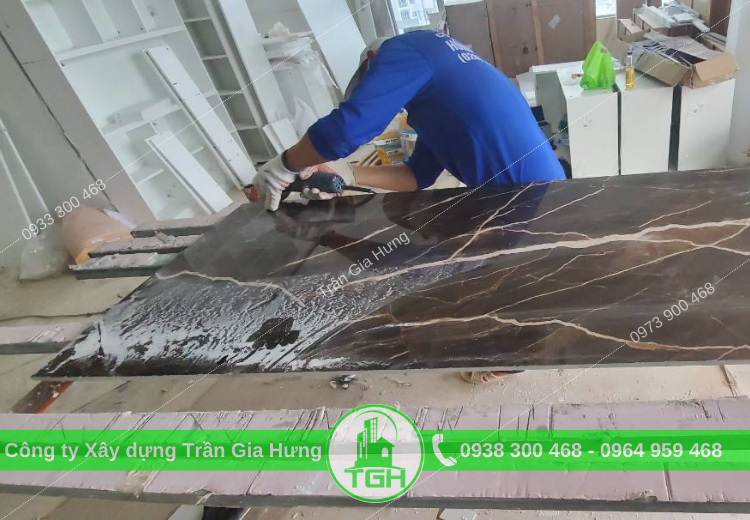 Thi-cong-gach-kho-lon-cho-toan-vach-len-toi-tran-la-phong