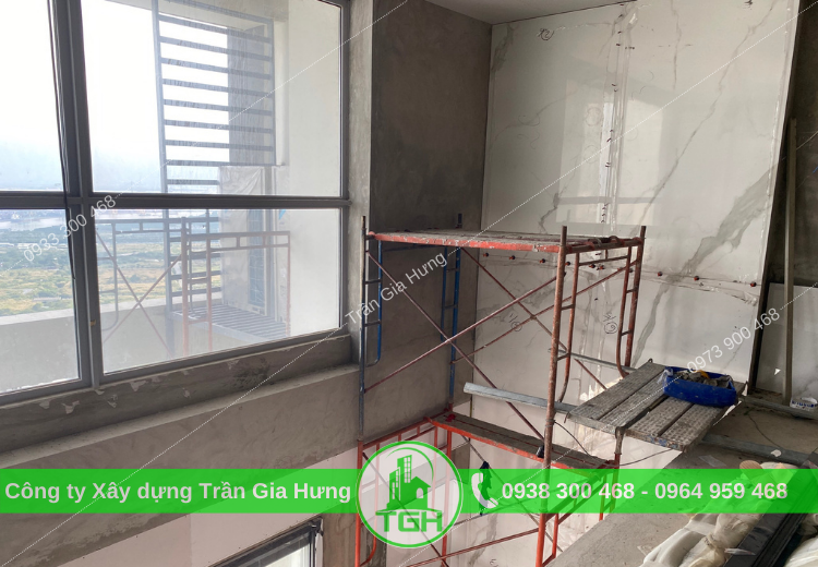 Thi-cong-gach-kho-lon-cho-vach-thong-tang-penthouse-tan-cang