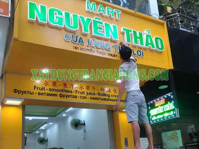 Tẩy vết ố trên bảng hiệu